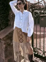 Camisa blanca de lino con cuello mao, mangas largas abullonadas y cierre frontal con botones.