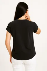 Remera color crema de algodón con cuello redondo y mangas cortas. Estampa frontal con texto "New York dreams. Brooklyn vibes" en color negro y verde.