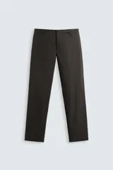Pantalón de vestir negro de corte recto, confeccionado en tejido de algodón con acabado ligeramente encerado. Cuenta con bolsillos laterales y traseros de vivo. El cierre frontal es con cremallera y gancho metálico oculto.