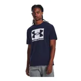 Remera color arena de Under Armour, con logo de la marca estampado en el pecho con patrón de camuflaje.