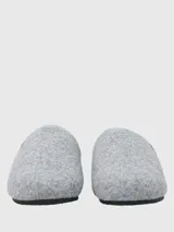 Pantuflas grises de fieltro con plantilla de fieltro y borde superior celeste.