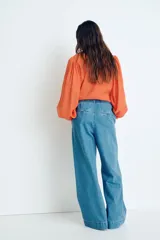 Pantalón culotte de denim azul claro, con cintura elástica fruncida, bolsillos laterales y corte holgado.