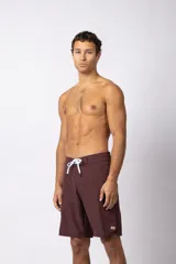 Short de baño color bordó, de corte recto y largo medio, con cordón de ajuste blanco en la cintura y pequeño parche con logo en la pierna derecha.