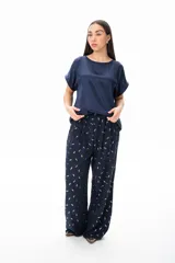 Blusa azul de viscosa con escote redondo y mangas cortas.