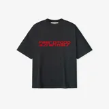 Camiseta negra de algodón con cuello redondo y corte oversize. Estampado frontal con el texto "Fear of God essentials" en color rojo.