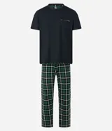 Pijama largo de hombre, compuesto por una remera azul marino de manga corta con bolsillo en el pecho y un pantalón largo con estampado de cuadros verdes, negros y blancos.