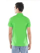 Chomba verde manzana de corte slim, con cuello clásico, tapeta de dos botones y logo de la marca bordado en el pecho.