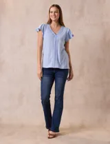 Blusa blanca de tejido pointelle con escote en V y aplique de puntilla en el cuello y mangas cortas con volados.