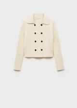 Chaqueta color crema de tejido de punto de canalé, con cuello camisero, cierre de botones en la parte delantera y manga larga.