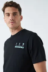 Remera negra de hombre con estampado de ticket de evento en la espalda.