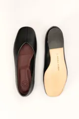 Chatas negras de cuero vacuno, con punta fina y taco bajo de 1.2 cm.