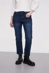 Pantalón de jeans de corte recto, color negro, con un diseño atemporal y cómodo.
