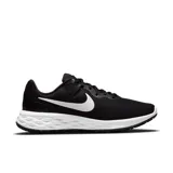Championes de running Nike Revolution 6 Next Nature, color negro con detalles en blanco.