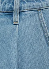 Short de jean celeste con cierre de botón y cremallera, trabillas, dos bolsillos traseros, tiro medio, detalle de pinzas, diseño corto, dos bolsillos laterales y diseño recto.