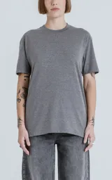 Remera gris melange de algodón premium, manga corta, cuello redondo y calce regular con recorte en la espalda.