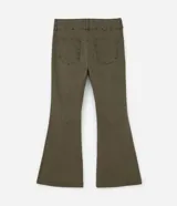 Pantalón flare color verde militar confeccionado en sarga con elastano, tiro alto, cintura ancha con trabillas, doble botón, cierre por cremallera, bolsillos y detalle de recortes.