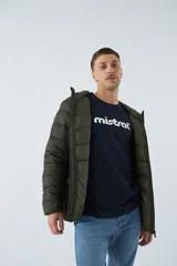 Campera de nylon color verde militar con capucha, bolsillos con cierre y logo estampado.