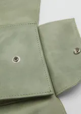 Riñonera verde de diseño minimalista, ideal para uso diario.