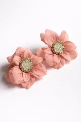 Caravanas de flor de tela roja con centro de resina y strass.