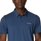 Polo de hombre Columbia Tech Trail, color blanco, de manga corta, con logo bordado en el pecho. Confeccionada en tejido hidroabsorbente Omni-Wick™ con elastano.