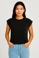 Remera negra de algodón, manga corta con hombreras y cuello redondo.