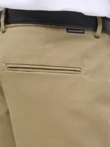 Bermuda chino color beige confeccionada en algodón, con bolsillos delanteros y traseros, y cierre con cremallera.