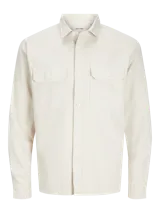 Camisa de algodón orgánico color crema, de manga larga, con cuello clásico, corte recto, cierre frontal con botones y dos bolsillos de parche en el pecho.