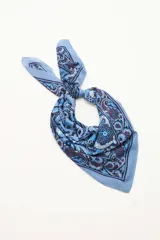 Pañuelo cuadrado de poliéster color celeste con estampado de motivos geométricos y florales en tonos azules, grises y borgoña.