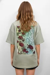 Remera blanca de algodón con estampado de una concha de mar en el pecho.