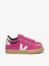 Championes Veja modelo Campo Bold, color fucsia, confeccionados en ante, con logo lateral en color crema, suela de goma color caramelo y detalles en azul marino.