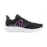 Championes New Balance de running para dama, color negro con detalles en fucsia y logo "N" en el lateral.