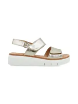 Sandalia dorada con tiras de cuero metalizado y ajuste con velcro. Suela blanca de PU.