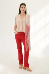 Chaleco de punto color rosa té con cuello en V y cierre frontal con botones.