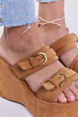 Sandalias color camel con plataforma tipo flatform y dos tiras anchas con hebillas doradas.