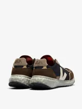 Championes Veja Condor Royale con capellada de malla negra, refuerzos de gamuza marrón y logo lateral en cuero blanco.