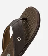Ojotas marrones de hombre, con tiras anchas texturizadas y plantilla con diseño de círculos.