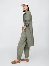 Pantalón jogger verde militar con bolsillos laterales y tobillos ajustados con elástico.