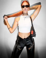 Croptop blanco al cuerpo sin mangas de algodón con escote redondo.