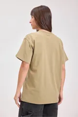 Remera color caqui de algodón, corte recto y mangas cortas.