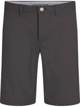 Pantalón corto de gabardina color gris oscuro, con bolsillos laterales y traseros con botón.