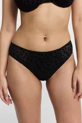 Conjunto de bikini rosado con estampado de leopardo. El corpiño es de corte triangular con breteles regulables y la bombacha es de corte clásico.
