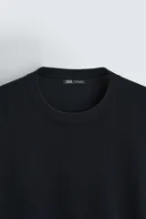 Jersey color topo de corte amplio, tejido en hilatura con mezcla de viscosa. Tiene cuello redondo, manga larga y terminaciones en rib.
