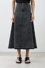 Maxi falda de jean gris oscuro con diseño de paneles y cinturón con hebillas plateadas.