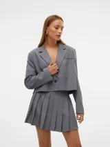Blazer corto color gris con cuello reverso y cierre de botones.