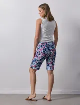 Bermuda estampada azul con diseño de líneas verticales blancas, marca Zac & Rachel. Tiene pretina ancha elastizada.