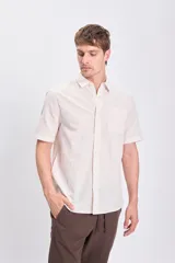 Camisa casual de manga corta color beige confeccionada con lino.