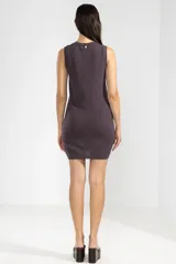 Vestido corto tejido color morado, sin mangas y corte recto.