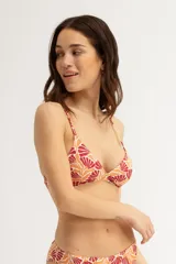 Top de bikini con estampado de flores en tonos naranja y blanco, con corte triangular y tirantes finos.
