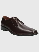Zapato de vestir formal de cuero color marrón oscuro, con cordones y suela de goma.