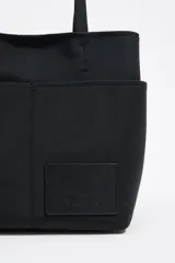 Bolso de diseño minimalista en color tostado, con tres compartimentos para mayor funcionalidad.
